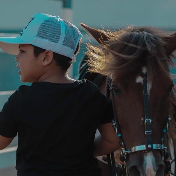 Filho de Wesley Safadão, Yhudy passeou a cavalo com o cantor em haras