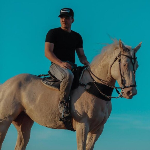Wesley Safadão aproveitou uma folga na agenda de shows para andar a cavalo