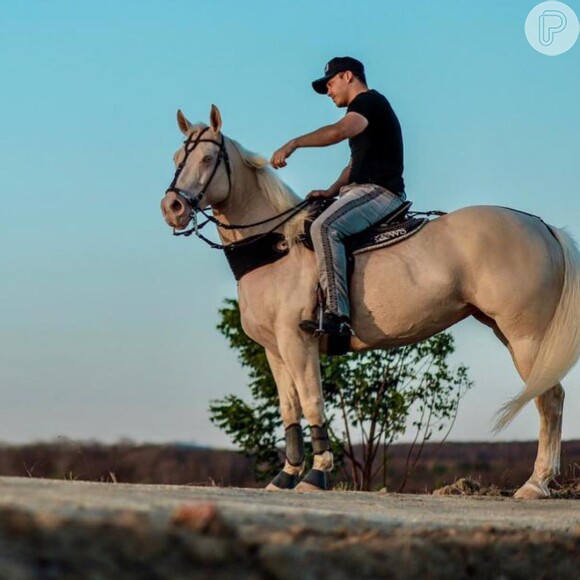 Wesley Safadão comprou um cavalo para o filho Dom, que completou um mês em outubro de 2018