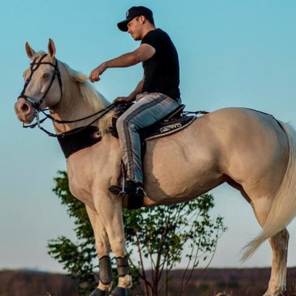 Wesley Safadão comprou um cavalo para o filho Dom, que completou um mês em outubro de 2018