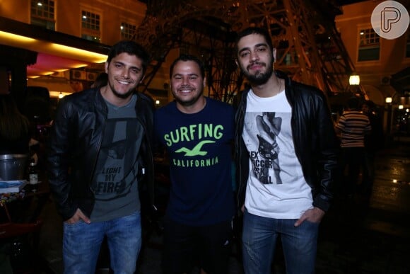 Bruno Gissoni e Miguel Rômulo assistem ao show do irmão Felipe Simas no restaurante Mr. Crepe, em 29 de agosto de 2014