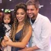 Filha de Juliana Alves, Yolanda, de 1 ano e 1 mês, usou laço neon verde no evento de cinema