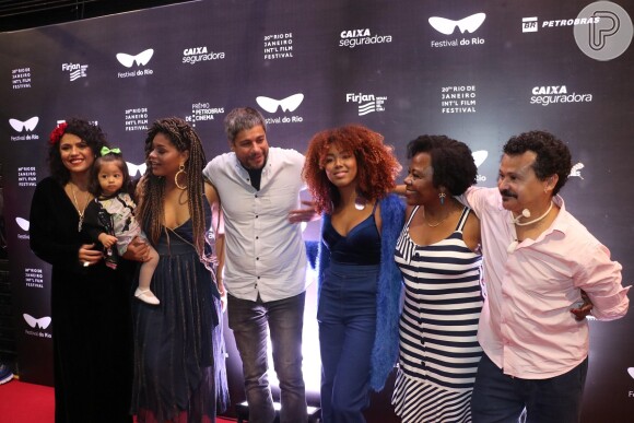 Juliana Alves, a filha, Yolanda, e o marido, Ernani Nunes, posam com elenco do longa 'Correndo Atrás'
