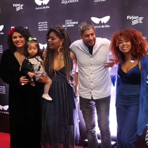 Juliana Alves, a filha, Yolanda, e o marido, Ernani Nunes, posam com elenco do longa 'Correndo Atrás'
