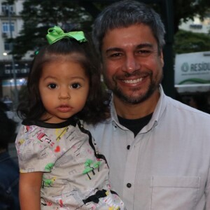 Ernani Nunes, marido de Juliana Alves, posa com a filha, Yolanda, no colo