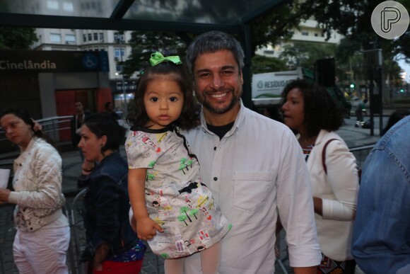 Ernani Nunes, marido de Juliana Alves, posa com a filha, Yolanda, no colo