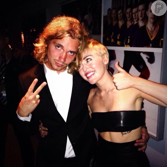 Miley Cyrus posa com Jesse Helt nos bastidores do VMA 2014