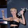 Miley Cyrus ganha o prêmio de Melhor Vídeo do Ano com 'Wrecking Ball'