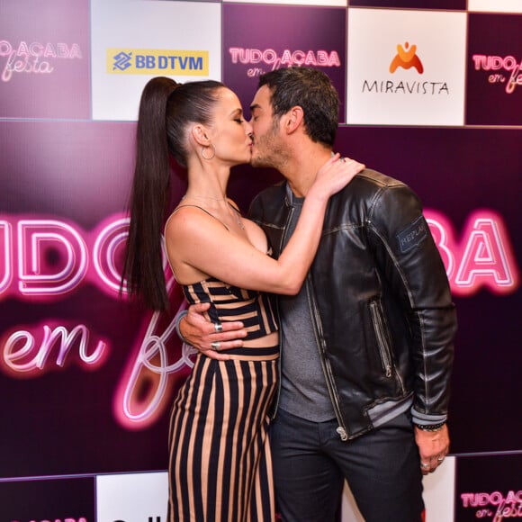 Marcos Veras e Rosanne Mulholland trocaram beijos na pré-estreia do filme 'Tudo Acaba em Festa' no shopping Pátio Paulista, em São Paulo, nesta segunda-feira, 5 de novembro de 2018