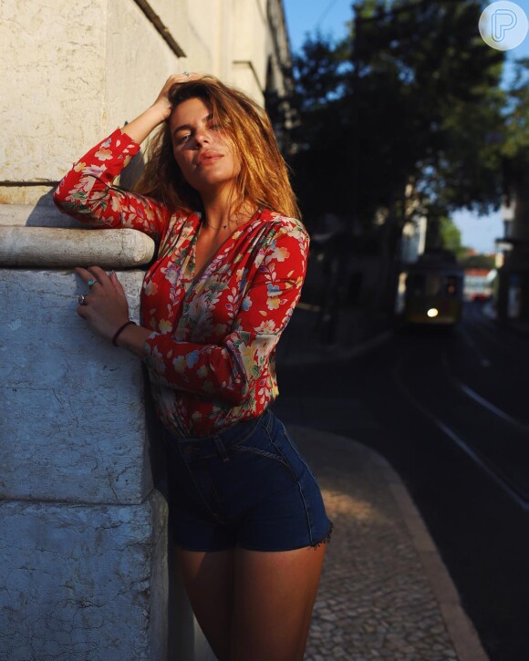 Mariana Goldfarb respondeu uma seguidora se é bom beijar Cauã Reymond: 'Nem imagina'