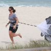 Giovanna Antonelli passa parte da manhã em praia do Rio de Janeiro para se exercitar