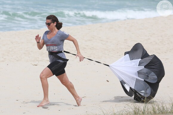 Giovanna Antonelli treina em praia do Rio de Janeiro