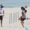 Giovanna Antonelli faz treino funcional em praia do Rio de Janeiro