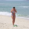 Giovanna Antonelli toma banho em mar da Barra da Tijuca, no Rio de Janeiro, após treino funcional em praia