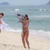 Giovanna Antonelli toma banho em mar da Barra da Tijuca, no Rio de Janeiro, após treino funcional em praia