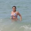 Depois de treinar em praia, Giovanna Antonellli toma banho de mar em praia no Rio de Janeiro
