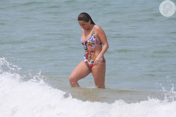 Depois de treinar em praia, Giovanna Antonellli mergulha no mar da praia da Barra da Tijuca, Zona Oeste do Rio de Janeiro