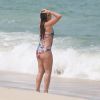 Depois de treinar em praia, Giovanna Antonellli toma banho de mar em praia no Rio de Janeiro