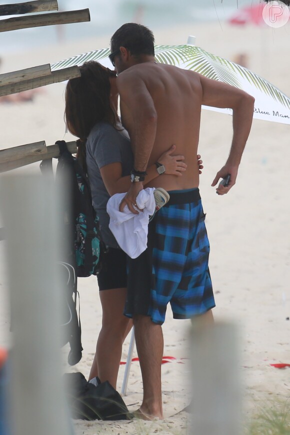 Giovanna Antonelli beija o marido, Leonardo Nogueira, após treino na praia da Barra da Tijuca, no Rio