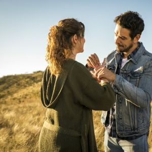 No próximo capítulo do dia 23 de novembro da novela 'Espelho da Vida', Isabel (Alinne Moraes) contará para Alain (João Vicente de Castro) que ele é o pai de Priscila (Clara Galinari) 