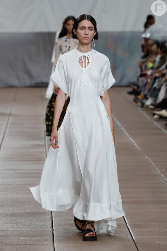 Looks brancos para o verão 2019. Vestido longo e prático da 3.1 Phillip Lim
