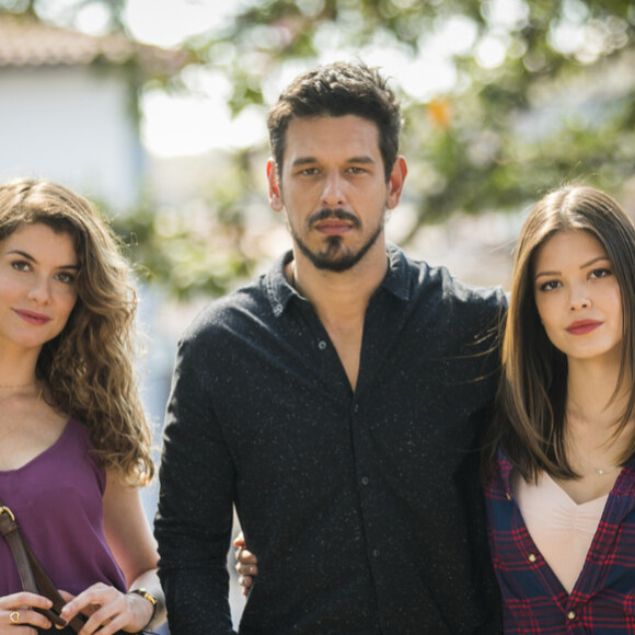 Ex-noivo de Cris (Vitória Strada) e Isabel (Alinne Moraes), Alain (João Vicente de Castro) não acredita nas palavras da vilã nos próximos capítulos da novela 'Espelho da Vida': 'Como você é ridícula, criatura... Previsível, idiota!'