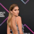 Bárbara Evans chamou atenção por decote nas costas em look no  People's Choice Awards 2018    