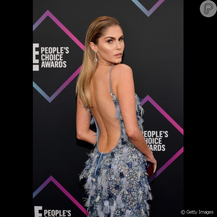 Bárbara Evans chamou atenção por decote nas costas em look no  People&#039;s Choice Awards 2018    