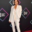  Victoria Beckham investiu na tendência branco total em um modelo de alfaiataria da sua coleção primavera 2019 para ir ao People's Choice Awards 2018    
