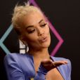  Rita Ora apostou em um coque 'podrinho' para premiação 