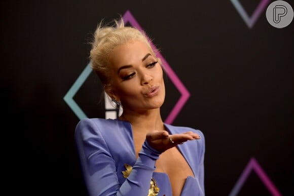 Rita Ora apostou em um coque 'podrinho' para premiação