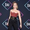 Eleita a 'Melhor Atriz de Cinema' pelo filme 'Vingadores: Guerra Infinita', Scarlett Johansson usou de cintura alta, tomara que caia com decote inovador da Versace e maxicinto em prêmio