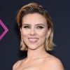 Scarlett Johansson investiu em olhos delineados e penteado com topete lateral 
