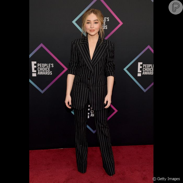   A cantora Sabrina Carpenter usou terninho de alfaiataria  Tom Ford para o   People&#039;s Choice Awards 2018    