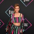   A atriz Katherine Barrell elegeu cropped, calça pantalona e kimono listrado da marca Victoria Hayes para ir ao  People's Choice Awards 2018    