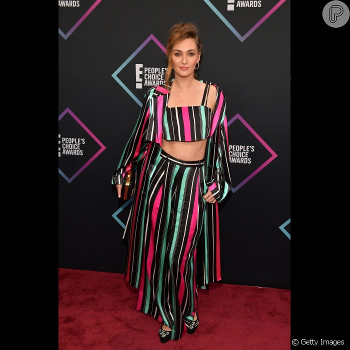   A atriz Katherine Barrell elegeu cropped, calça pantalona e kimono listrado da marca Victoria Hayes para ir ao  People&#039;s Choice Awards 2018    