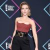 Scarlett Johansson aliou a calça de alfaiataria com um cropped no look do People's Choice Awards