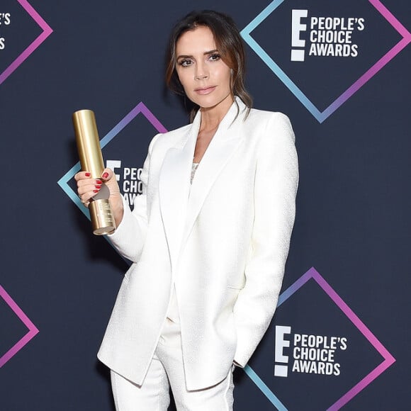 Victoria Beckham usou um conjuntinho de blazer e calça de alfaiataria combinando com um scarpan de salto mega fino