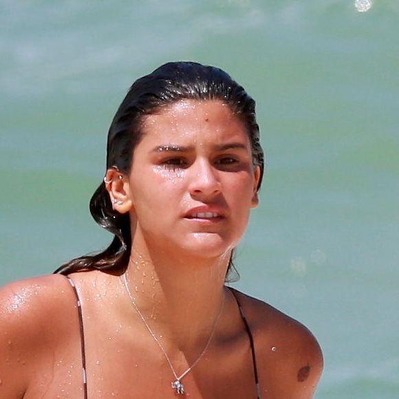 Giulia Costa se refrescou no mar nesta segunda-feira, 12 de novembro de 2018