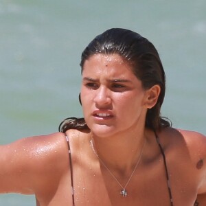 Giulia Costa colocou o bronzeado em dia nesta segunda-feira, 12 de novembro de 2018