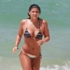 Giulia Costa exibiu biquíni com estampas diferentes em praia do Rio nesta segunda-feira, 12 de novembro de 2018