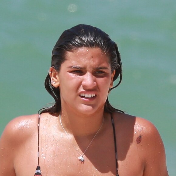 Giulia Costa exibiu biquíni com estampas diferentes em praia do Rio nesta segunda-feira, 12 de novembro de 2018