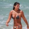 Giulia Costa exibiu a barriga definida em praia do Rio de Janeiro