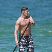 José Loreto pratica stand up paddle e exibe barriga sarada em praia carioca
