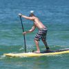 José Loreto curtiu o sol desta terça-feira, 2 de setembro de 2014, no mar da Barra da Tijuca, na Zona Oeste do Rio. Só de bermuda, o ator se bronzeou e exibiu sua barriga tanquinho enquanto praticava stand up paddle