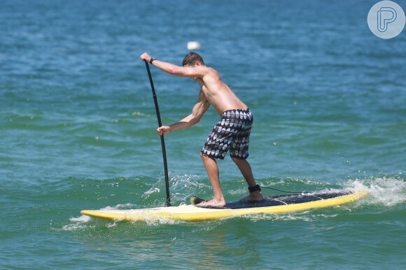 José Loreto curtiu o sol desta terça-feira, 2 de setembro de 2014, no mar da Barra da Tijuca, na Zona Oeste do Rio. Só de bermuda, o ator se bronzeou e exibiu sua barriga tanquinho enquanto praticava stand up paddle