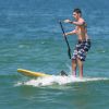 José Loreto curtiu o sol desta terça-feira, 2 de setembro de 2014, no mar da Barra da Tijuca, na Zona Oeste do Rio. Só de bermuda, o ator se bronzeou e exibiu sua barriga tanquinho enquanto praticava stand up paddle