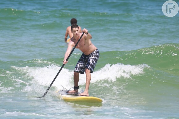 José Loreto curtiu o sol desta terça-feira, 2 de setembro de 2014, no mar da Barra da Tijuca, na Zona Oeste do Rio. Só de bermuda, o ator se bronzeou e exibiu sua barriga tanquinho enquanto praticava stand up paddle