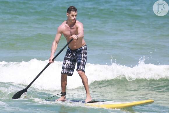 José Loreto curtiu o sol desta terça-feira, 2 de setembro de 2014, no mar da Barra da Tijuca, na Zona Oeste do Rio. Só de bermuda, o ator se bronzeou e exibiu sua barriga tanquinho enquanto praticava stand up paddle