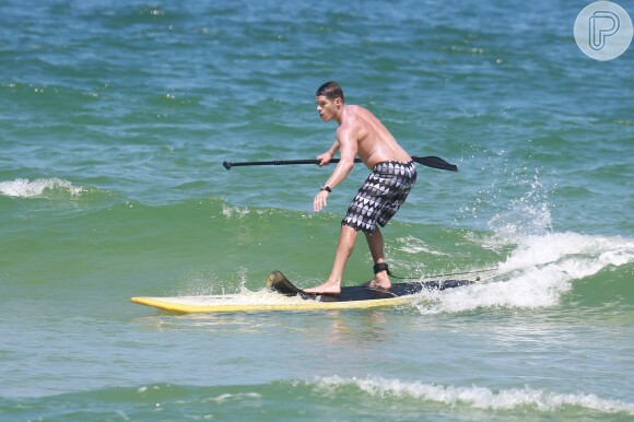 José Loreto curtiu o sol desta terça-feira, 2 de setembro de 2014, no mar da Barra da Tijuca, na Zona Oeste do Rio. Só de bermuda, o ator se bronzeou e exibiu sua barriga tanquinho enquanto praticava stand up paddle